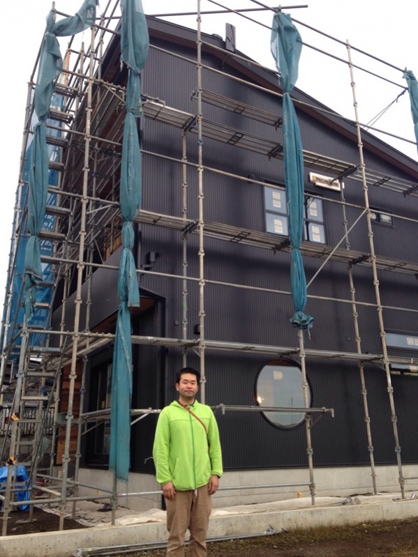 戸建住宅前の男性