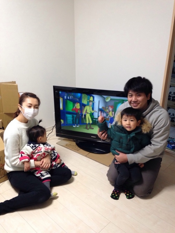テレビ前の家族