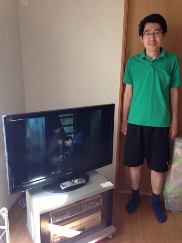 テレビ横の男性