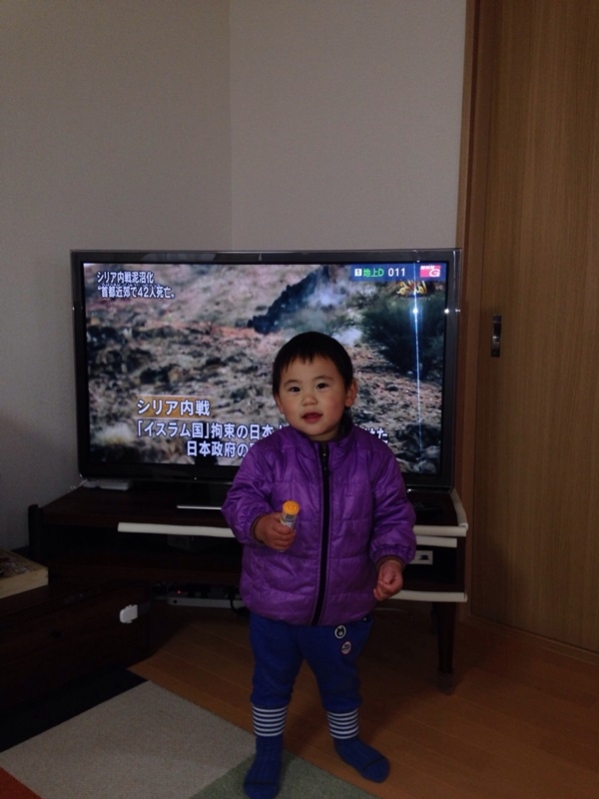 テレビ前の幼児