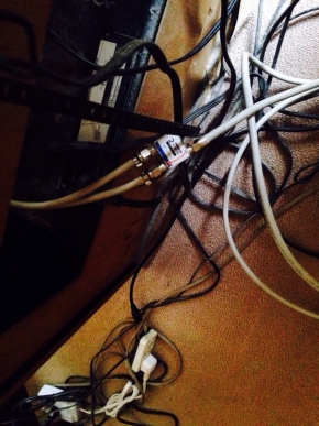 テレビ裏の分配器