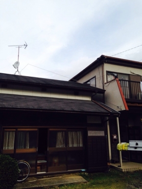 UHFアンテナとBS/CSアンテナを設置した戸建住宅