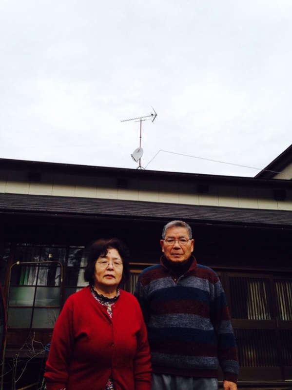 戸建住宅前の夫婦