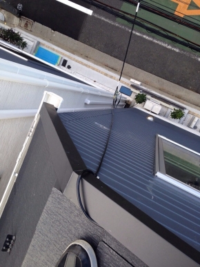 屋根から配線した同軸ケーブル