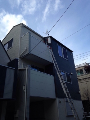 デザインアンテナとBS/CSアンテナを設置した戸建住宅