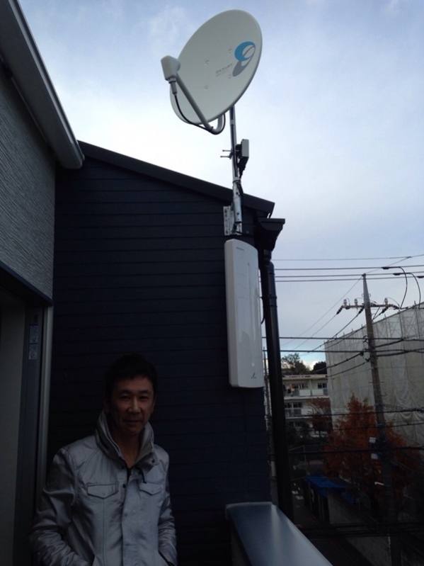 設置したテレビアンテナ前の男性