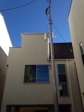 デザインアンテナとBS/CSアンテナを設置した戸建住宅