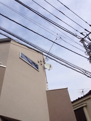 デザインアンテナとBS/CSアンテナを設置した戸建住宅