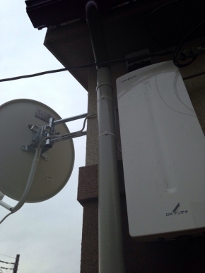 外壁に取り付けたデザインアンテナとBS/CSアンテナ