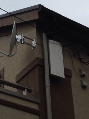 外壁に取り付けたデザインアンテナとBS/CSアンテナ