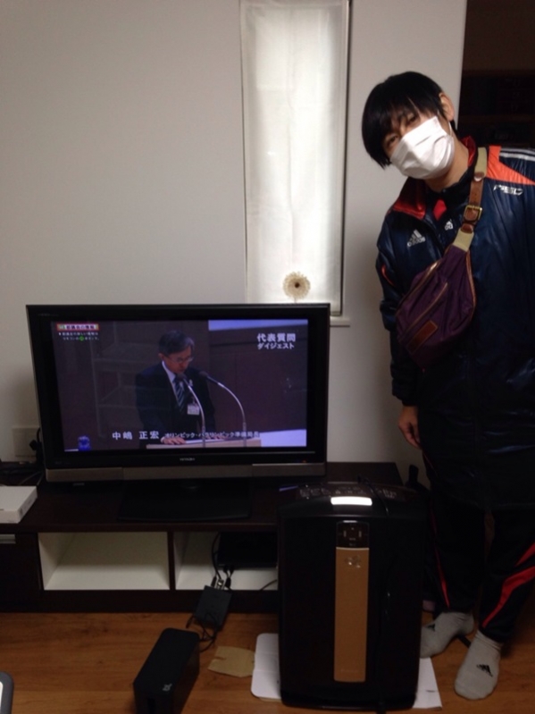 テレビ横の男性