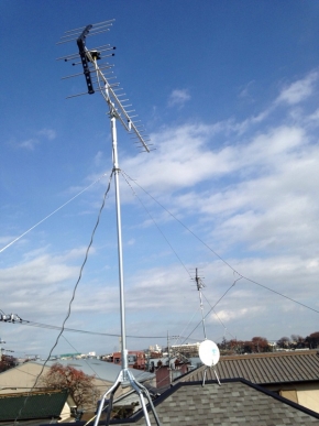 屋根上のUHFアンテナ