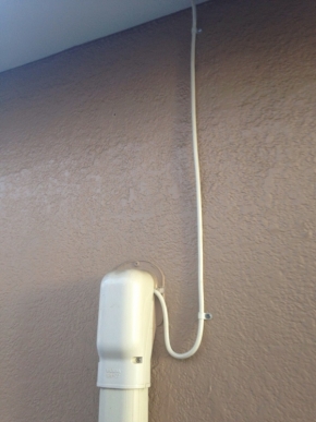 外壁に配線した同軸ケーブル