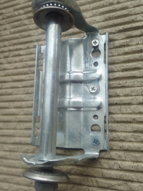 外壁にビス止めした壁面取付金具