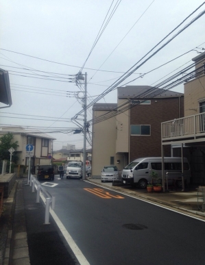 道路沿いの住宅街