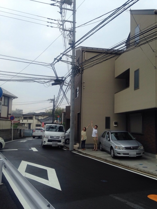 アンテナを指さす夫婦