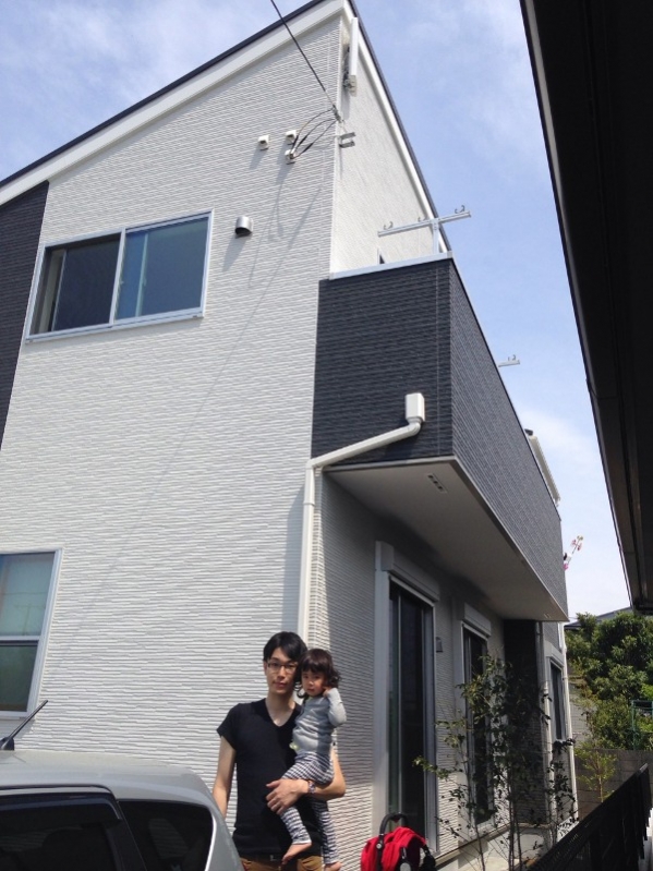 戸建住宅前の親子