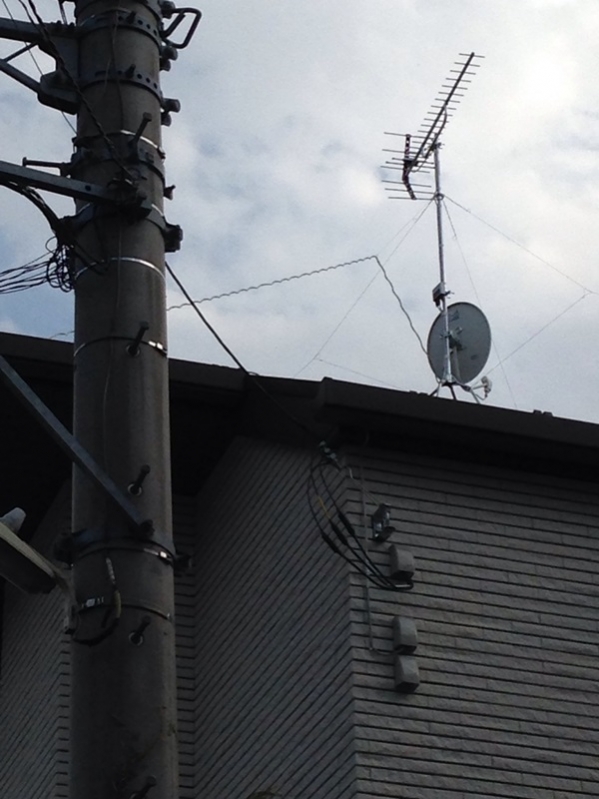 屋根上に設置したUHFアンテナとBS/CSアンテナ