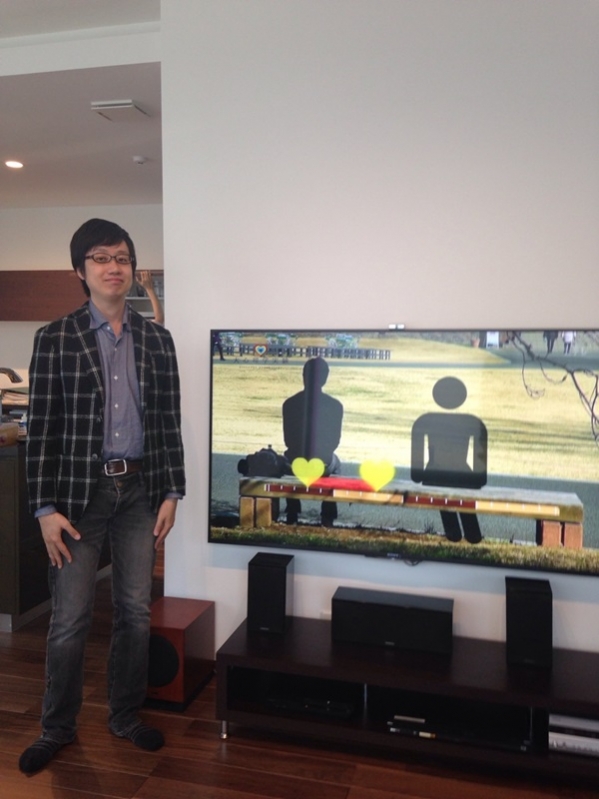 テレビ横の男性