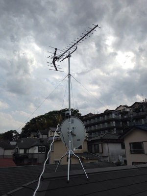 屋根上のUHFアンテナとBS/CSアンテナ