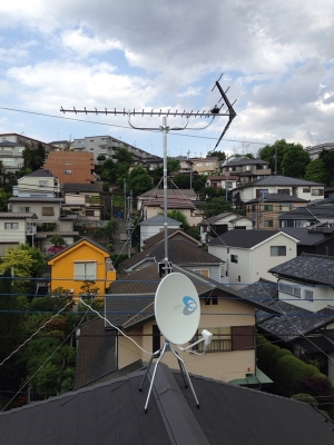 屋根上のUHFアンテナとBS/CSアンテナ