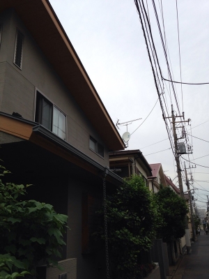 UHFアンテナとBS/CSアンテナを設置した戸建住宅