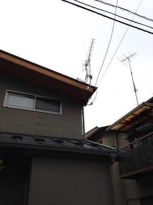 UHFアンテナとBS/CSアンテナを設置した戸建住宅