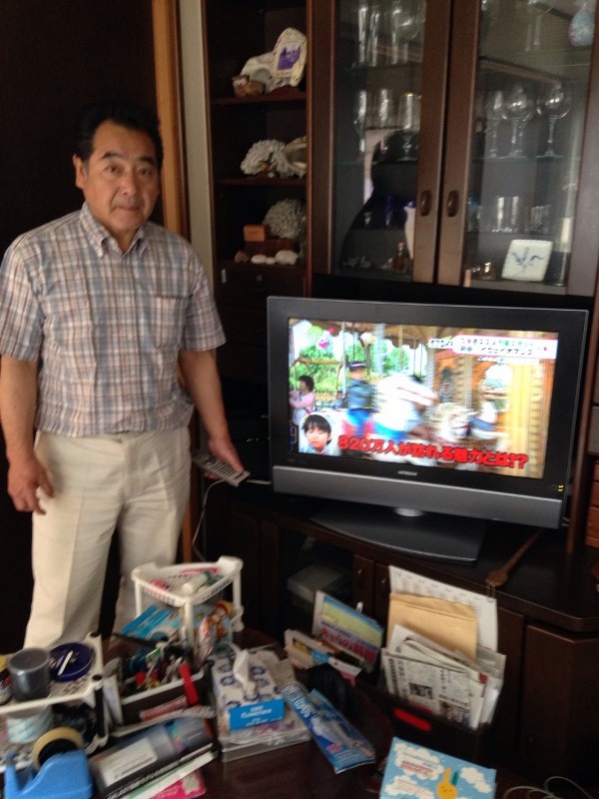 テレビ横の男性