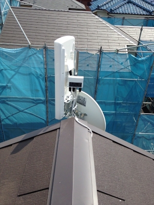 破風板に取り付けたデザインアンテナとBS/CSアンテナ