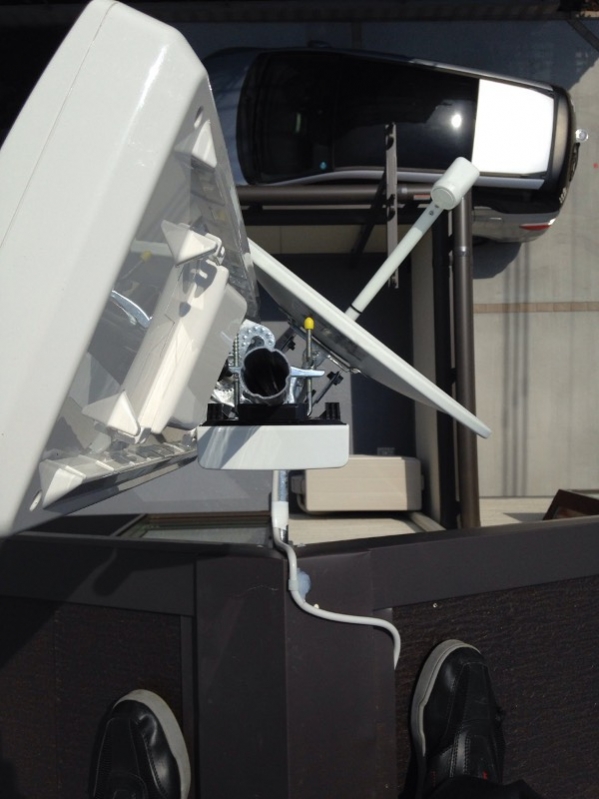 a破風板に取り付けたデザインアンテナとBS/CSアンテナ