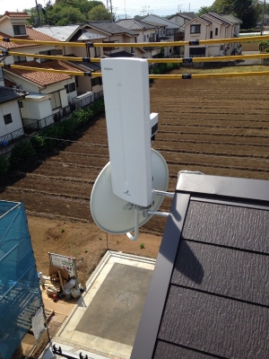 破風板に取り付けたデザインアンテナとBS/CSアンテナ