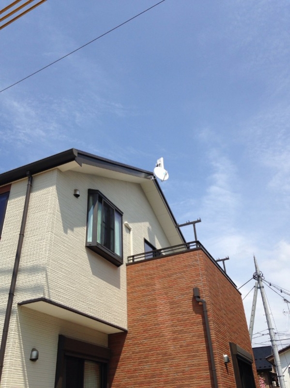 デザインアンテナとBS/CSアンテナを設置した戸建住宅