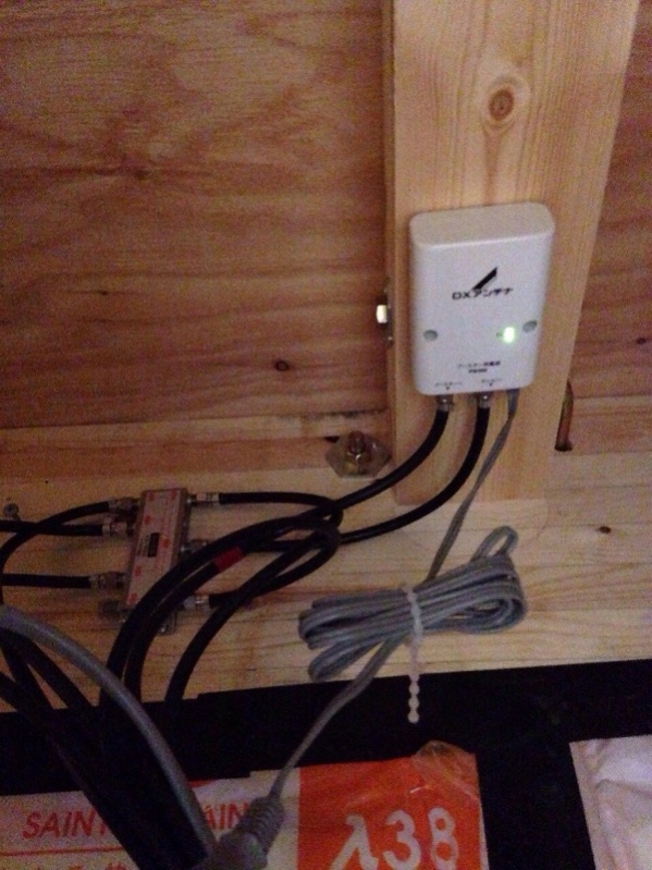 屋根裏の分配器とブースターの電源部