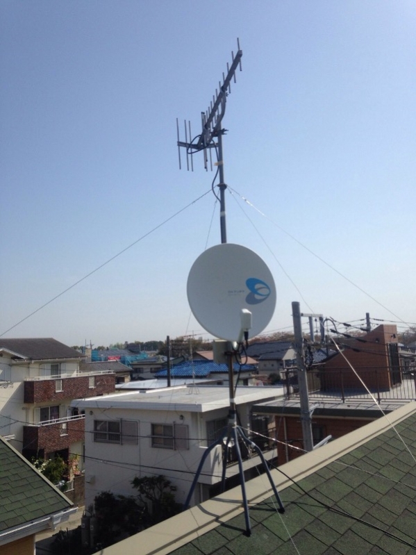 屋根上のUHFアンテナとBS/CSアンテナ