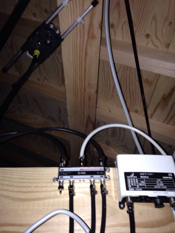 屋根裏の給電部と分配器およびブースターの電源部