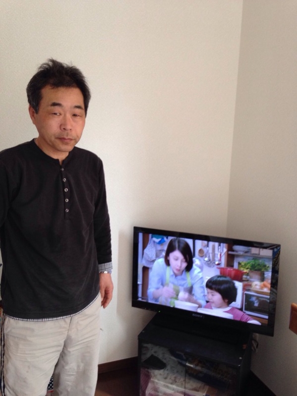 テレビ前の男性