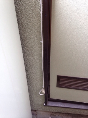 ドア横に配線した同軸ケーブル
