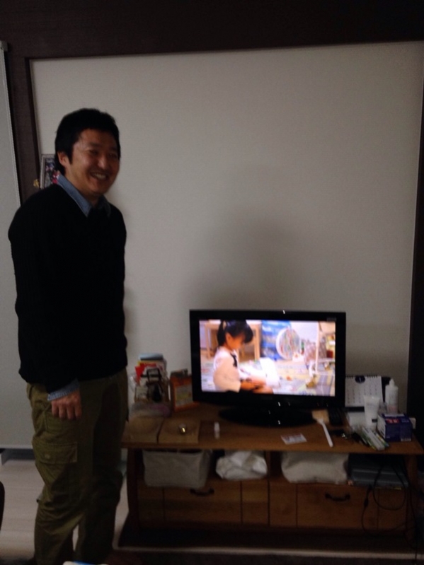 テレビ横の男性