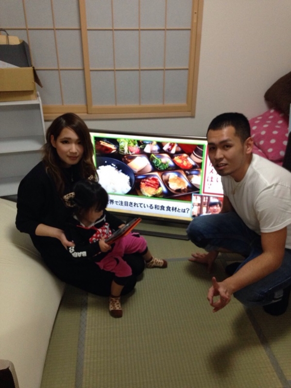 テレビ前の家族