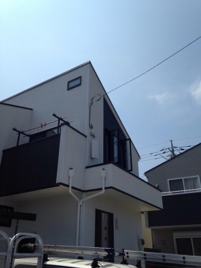 デザインアンテナを取り付けた戸建住宅
