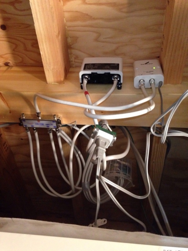 屋根裏の部pんパイ気とブースターの本体および電源部