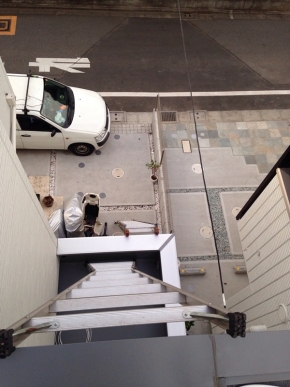 梯子を立てかけた戸建住宅