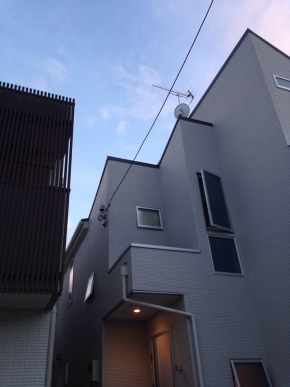 UHFアンテナとBS/CSアンテナを設置した戸建住宅