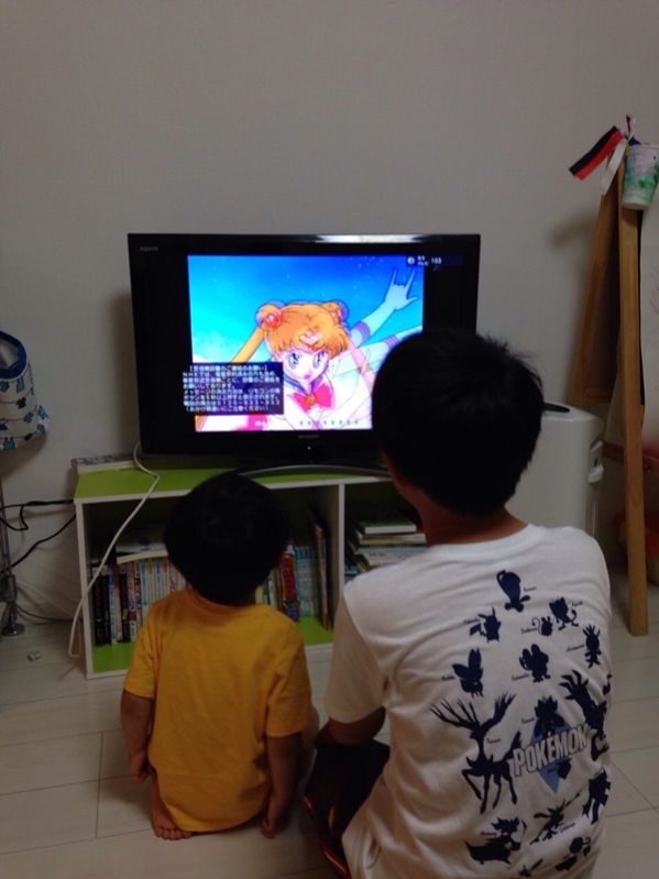 テレビを見る兄弟