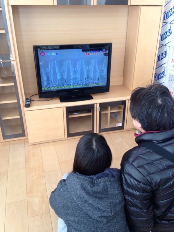 テレビを見る夫婦