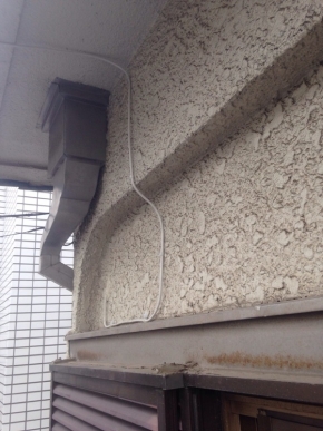 外壁に配線した同軸ケーブル