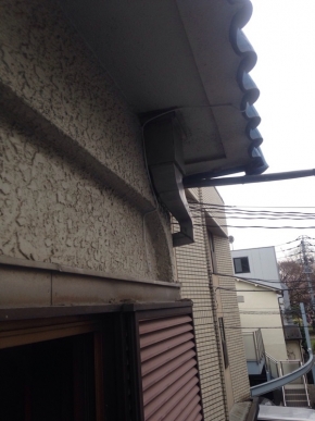 軒下に配線した同軸ケーブル