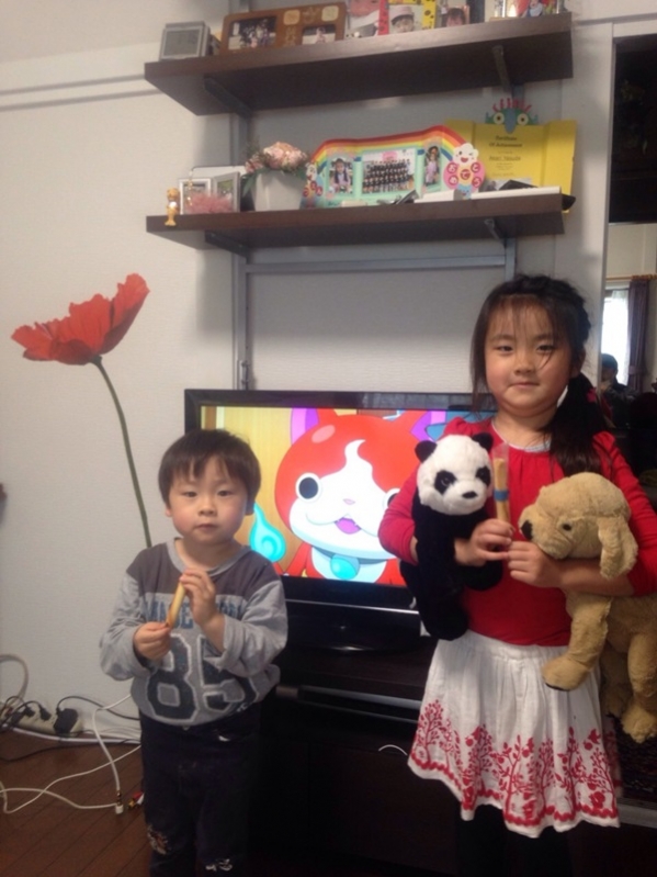 テレビ前の姉弟