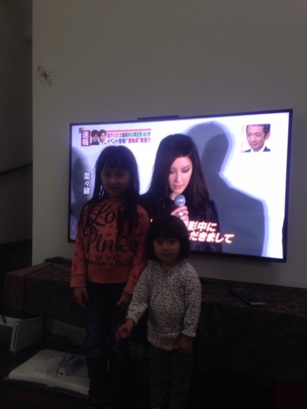 テレビ前の姉妹