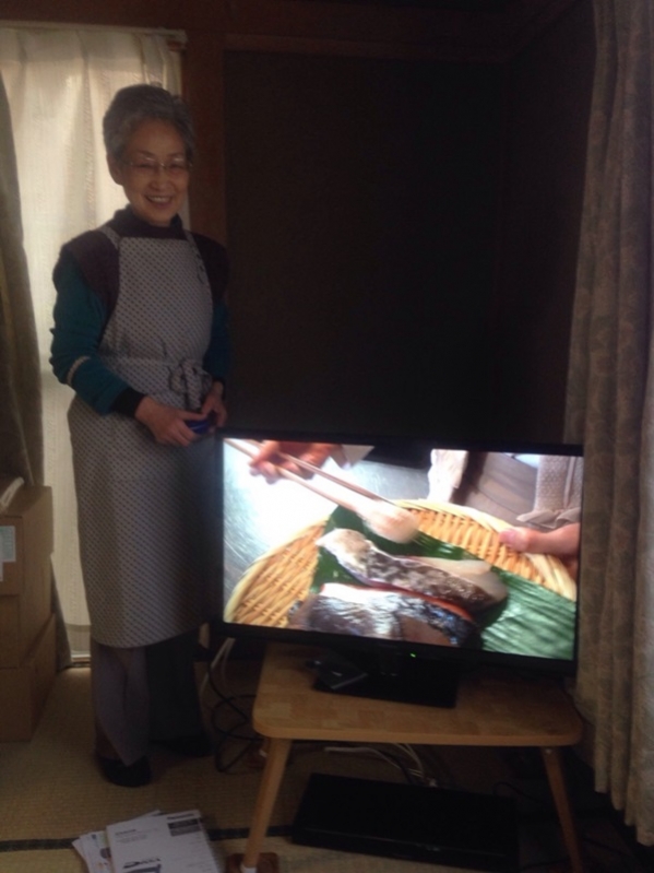 テレビ横の女性